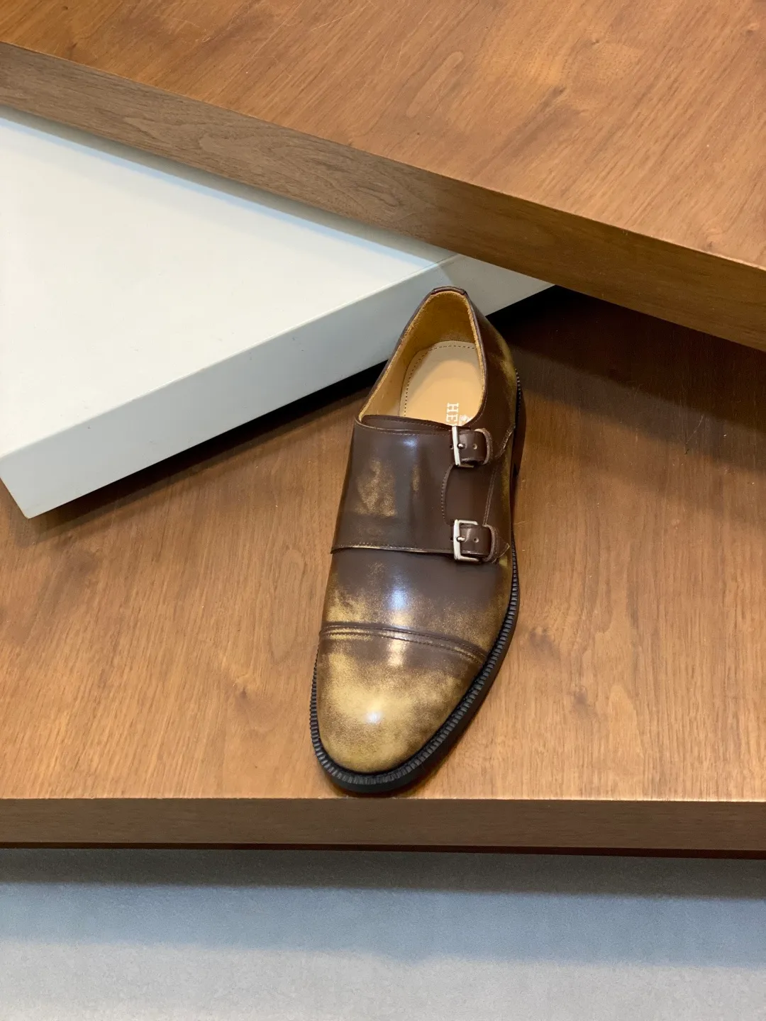 Men's shoes 💰780 HERMES/Hermès GAME slip-on loafers. These loafers are made of matte frosted calfskin. They are equipped with functional Kelly shoe buckles to easily create a fashionable urban style. They are equipped with genuine leather welts and lightweight grooved rubber foam outsole. They have genuine calfskin lining and silk-screen logo feet. They are slip-on design. They are novel and fashionable, with a handsome upper. Comes with a dust bag in the original box! Size: 39-40-41-42-43-44 standard leather shoe size (38/45 can be customized but does not support returns)